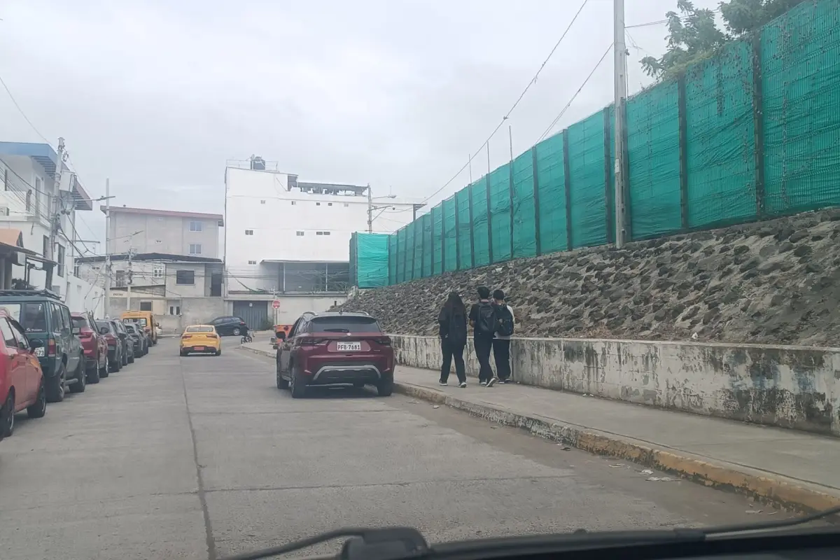 Moradores señalan que robos diarios a estudiantes en los barrios Los Eléctricos y Universitaria, zonas cercanas a la Universidad Eloy Alfaro de Manta.