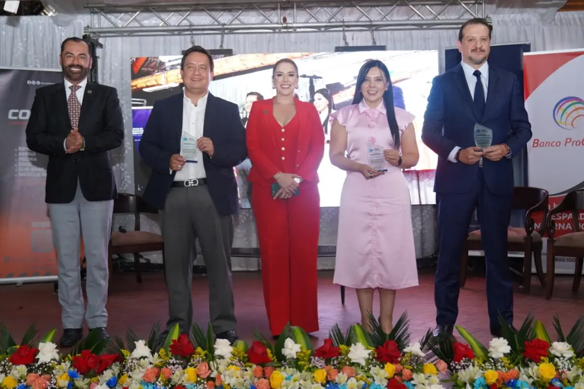 Empresarios exponen sus propuestas durante el Tsáchila Economic Forum 2025, un espacio clave para impulsar el desarrollo regional.,  