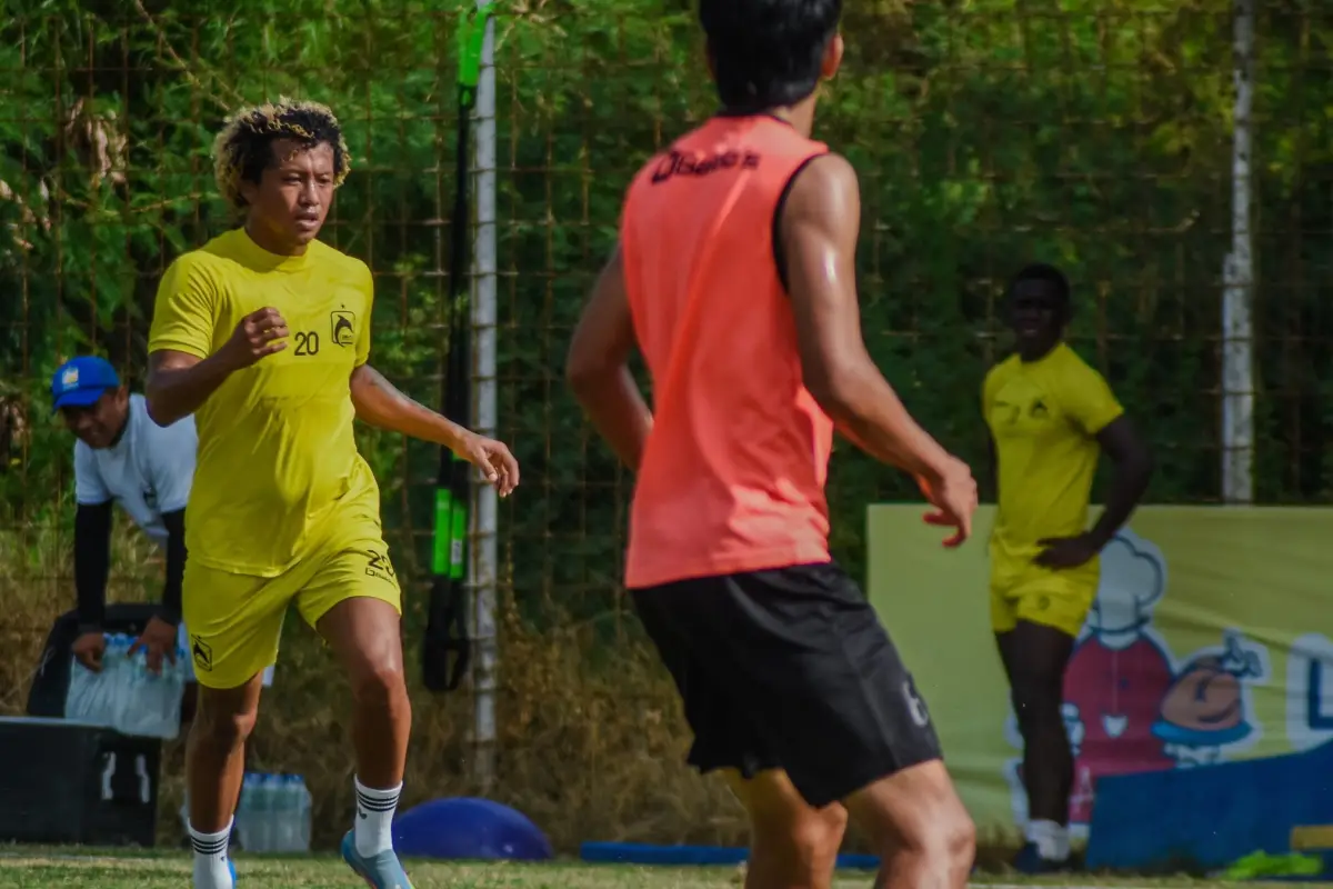 Carlos Cueron durante un entrenamiento con Delfín.