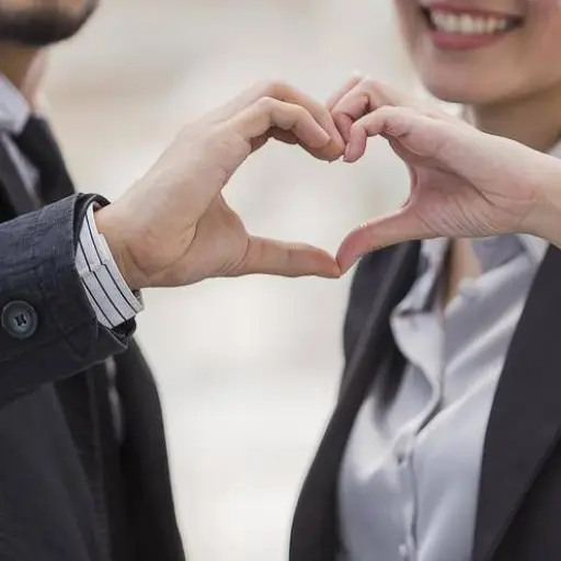 Lo que nadie te dijo sobre tener una relación amorosa con un compañero de oficina