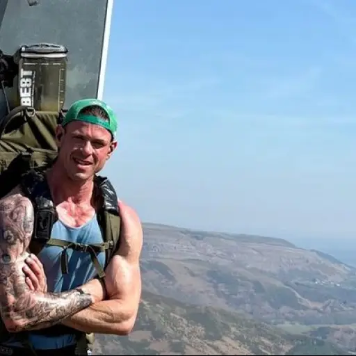 Británico recorre 112 km con refrigerador a cuestas en honor a su esposa fallecida