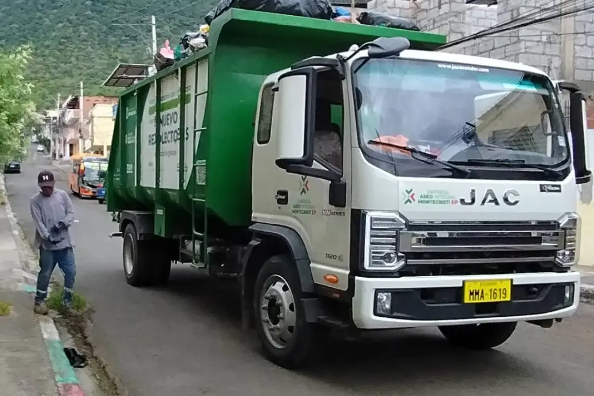 LOCAL 2 NOTA 2, Uno de los nuevos carros recolectores de basura durante el servicio de recolección.
