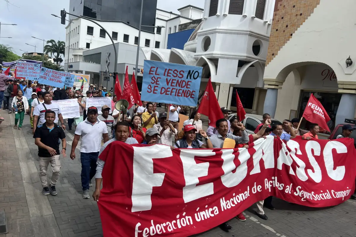 Afliados al seguro campesino, marcha, Los afiliados al seguro social campesino recorrieron varias calles de Portoviejo hasta llegar a la Gobernación de Manabí.