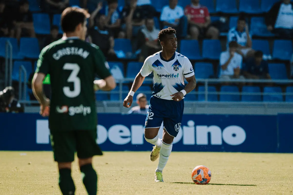 CD Tenerife renueva a Anthony Landázuri hasta 2027 tras descenso.