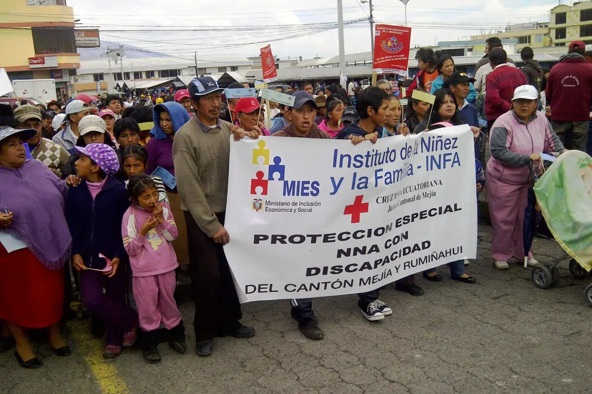 Pobreza afecta al 49,4% de la niñez en Ecuador, reporta el INEC