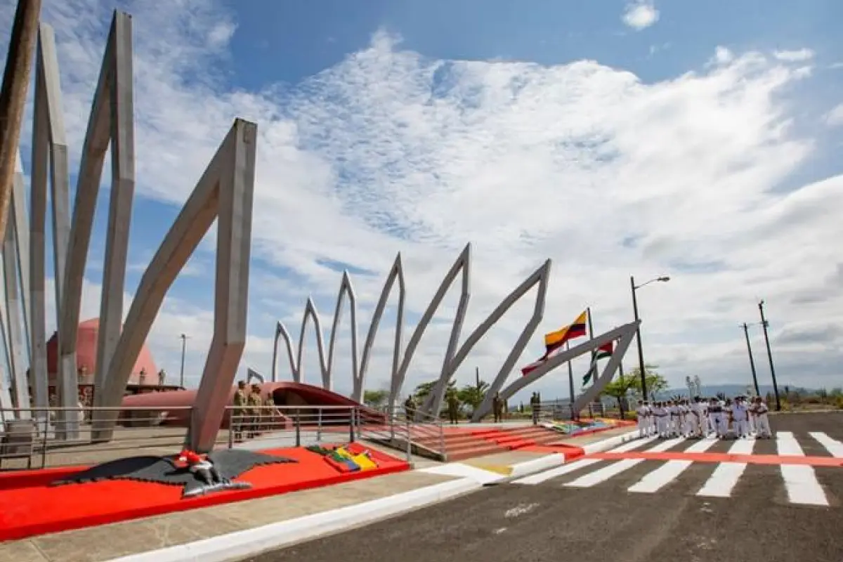 Ciudad Alfaro mantiene su afluencia turística en Montecristi, pero enfrenta deterioro estructural. La Universidad Eloy Alfaro asumirá su restauración.