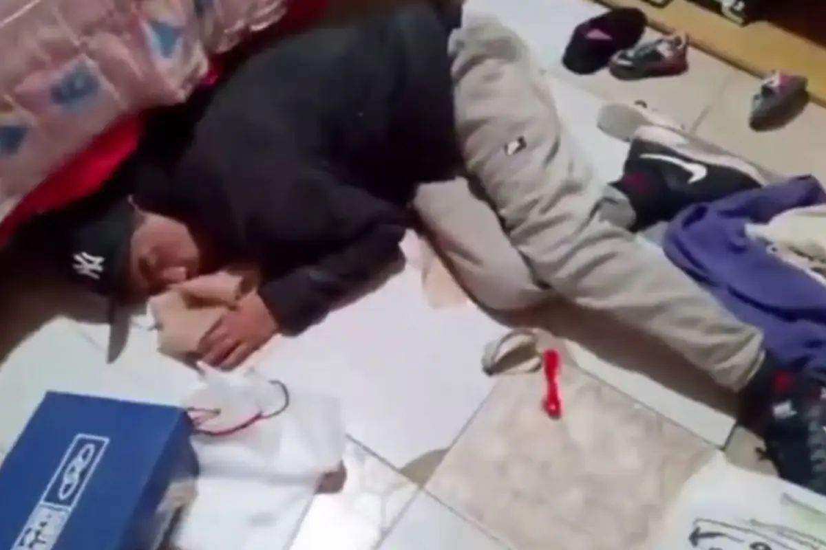 A un supuesto ladrón lo detuvo la Policía luego que se quedara dormido mientras robaba en una vivienda.