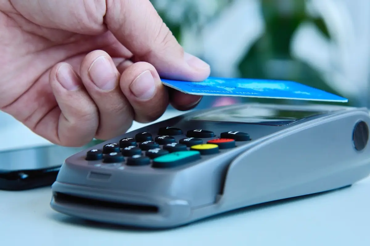 El aumento en el uso de tarjetas de crédito refleja un cambio en los hábitos de consumo, pero también un desafío para los usuarios.