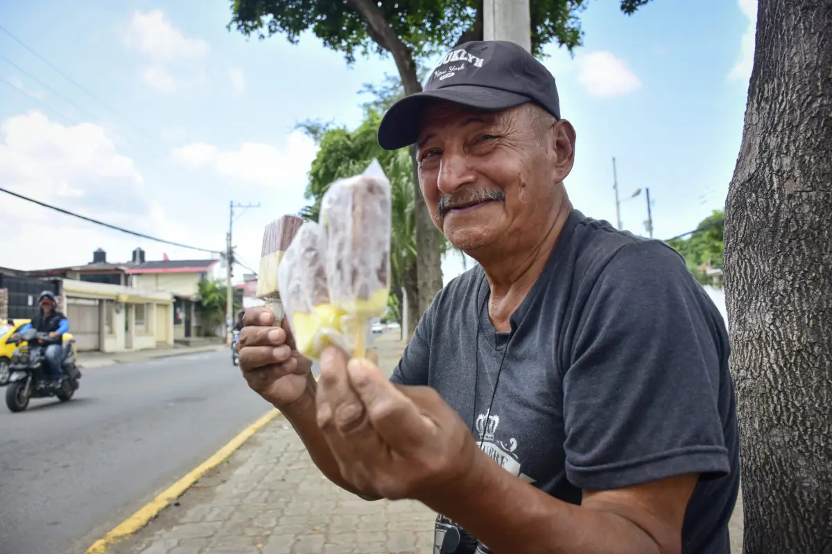 LMM, Freddy Mendoza, ofrece los helados secos a quienes transitan por la avenida Reales Tamarindos.
