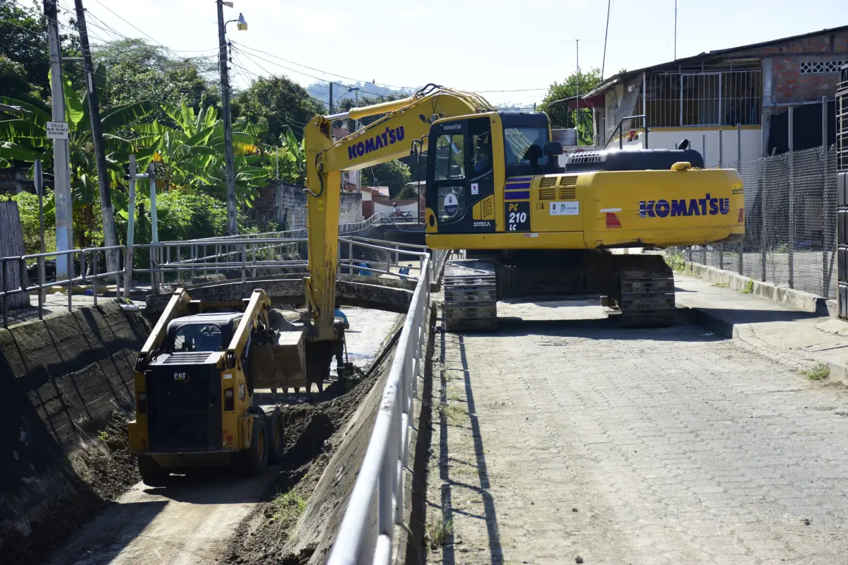 Portoviejo limpia canal de aguas lluvias en El Limón para prevenir inundaciones