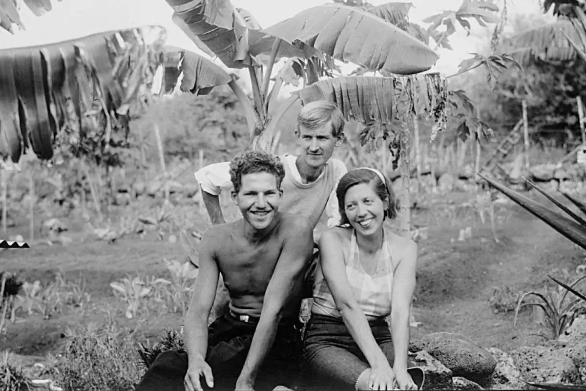 La baronesa von Wagner y sus dos amantes: Robert Philippson y Rudolf Lorenz en la Hacienda Paraíso en la isla Floreana.