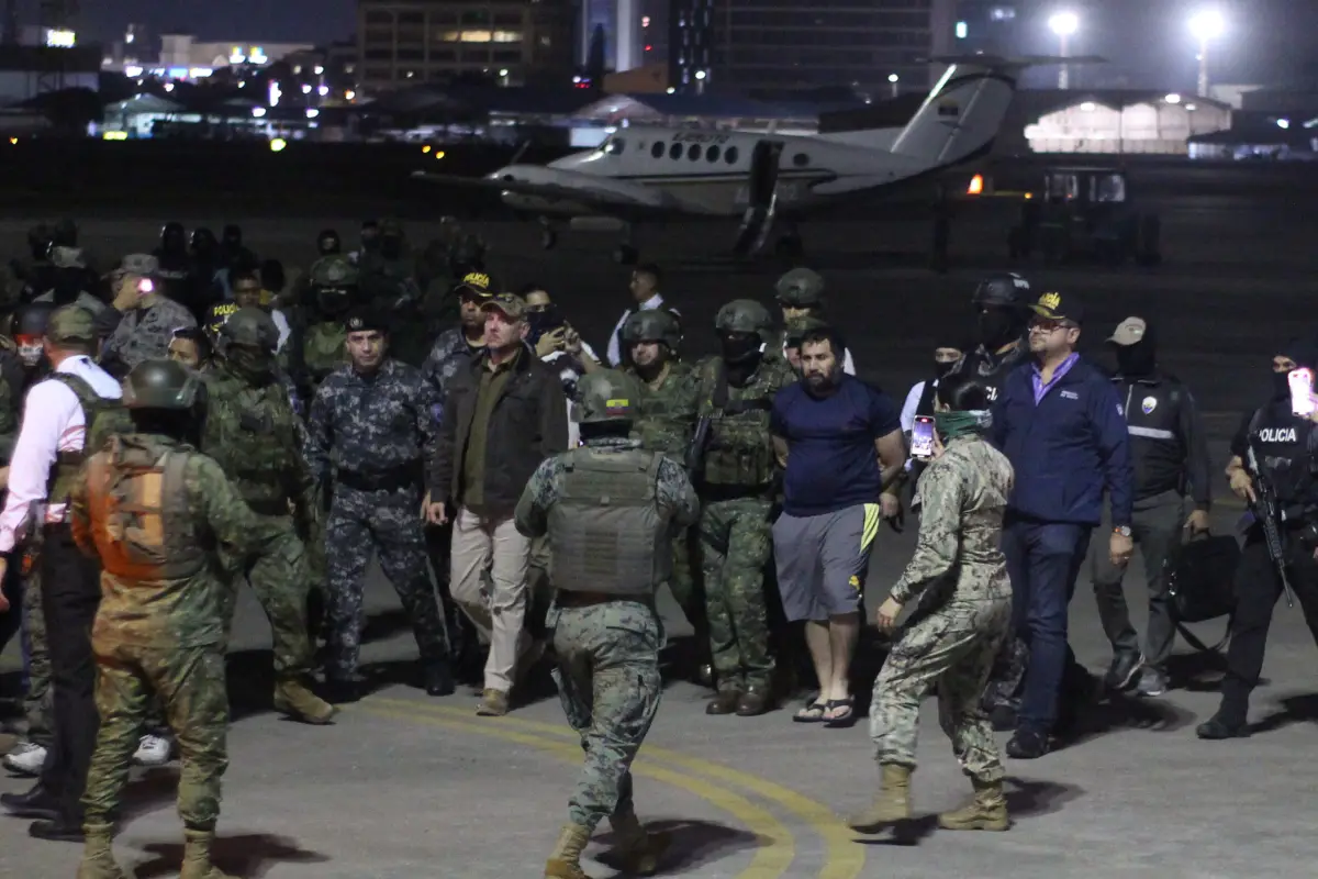 ‘fito’ arribó a la base aérea simón bolívar de guayaquil, 'Fito' Macías a su llegada a la base aérea Simón Bolívar de Guayaquil. (Foto: API). 