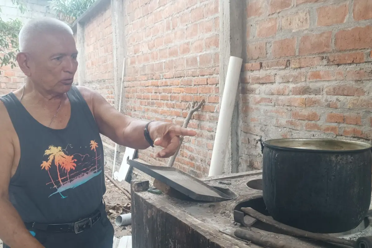 José González, de 73 años, pescador y armador de Jaramijó y residente en Manta, enfrenta un cáncer óseo terminal con medicina natural, fe cristiana y el apoyo de su familia.