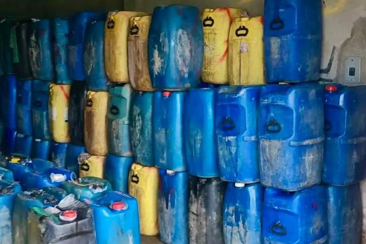 Fuerzas Armadas detectan y decomisan combustible ilegal en bodega clandestina en frontera norte de Ecuador