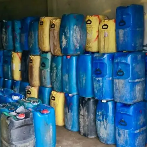 Fuerzas Armadas detectan y decomisan combustible ilegal en bodega clandestina, en frontera norte de Ecuador