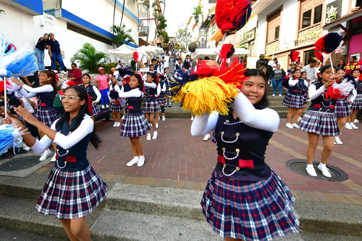 Cada sábado, el cerro Santa Ana en Guayaquil, ofrece arte, cultura, deporte y entretenimiento para cientos de visitantes.