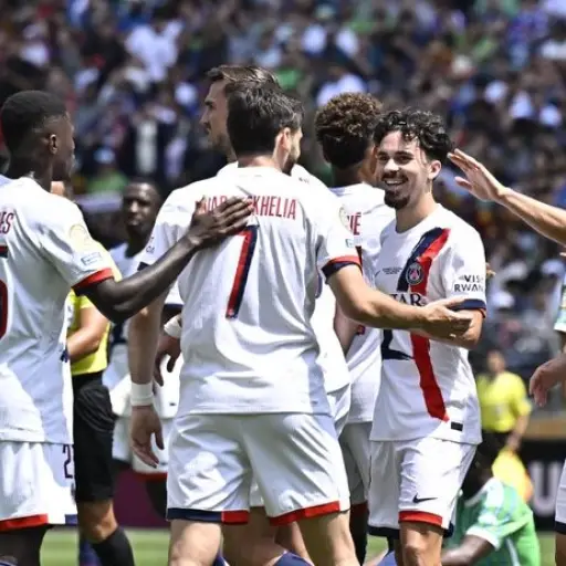 PSG y Pacho, con goles de Kvaratskhelia y Hakimi, derrotan a Sounders y clasifican a octavos