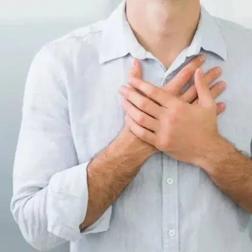 Este dolor en el pecho asusta, pero no es un infarto: conoce la costocondritis