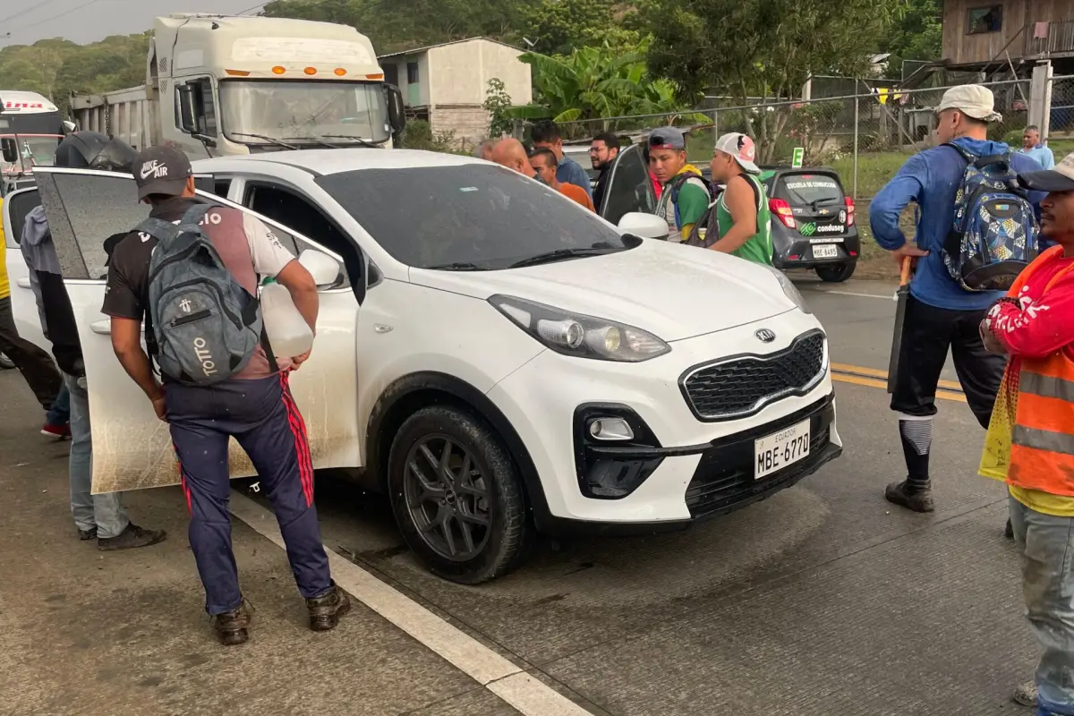 El carro en el que viajaba el secretaio de la Fiscalía quedó con varios orificios de proyectiles.