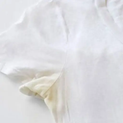 Cómo eliminar las manchas amarillas en las axilas de la ropa blanca