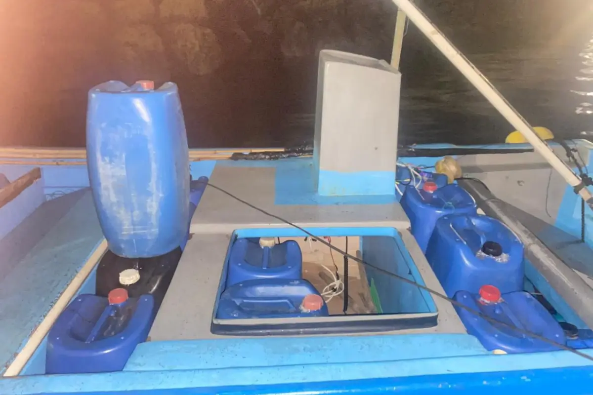 El combustible decomisado durante el operativo de la Armada.