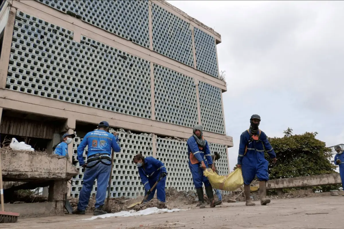 Municipio recupera edificio del MAG tras 9 años de abandono, desalojan 25 toneladas de escombros, 300 funcionarios de diversas áreas del municipio realizaron tareas de limpieza en el edificio del MAG.