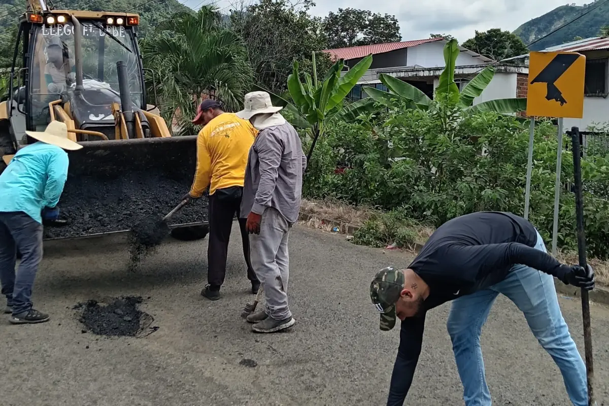 Unos tres mil dólares gestionados por habitantes de Ayacucho, se invirtieron en el mejoramiento de un tramo de la vía.