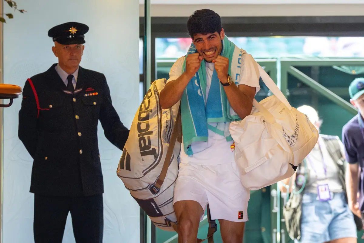 Carlos Alcaraz vence a Taylor Fritz y se cita con la historia en su tercera final en Wimbledon