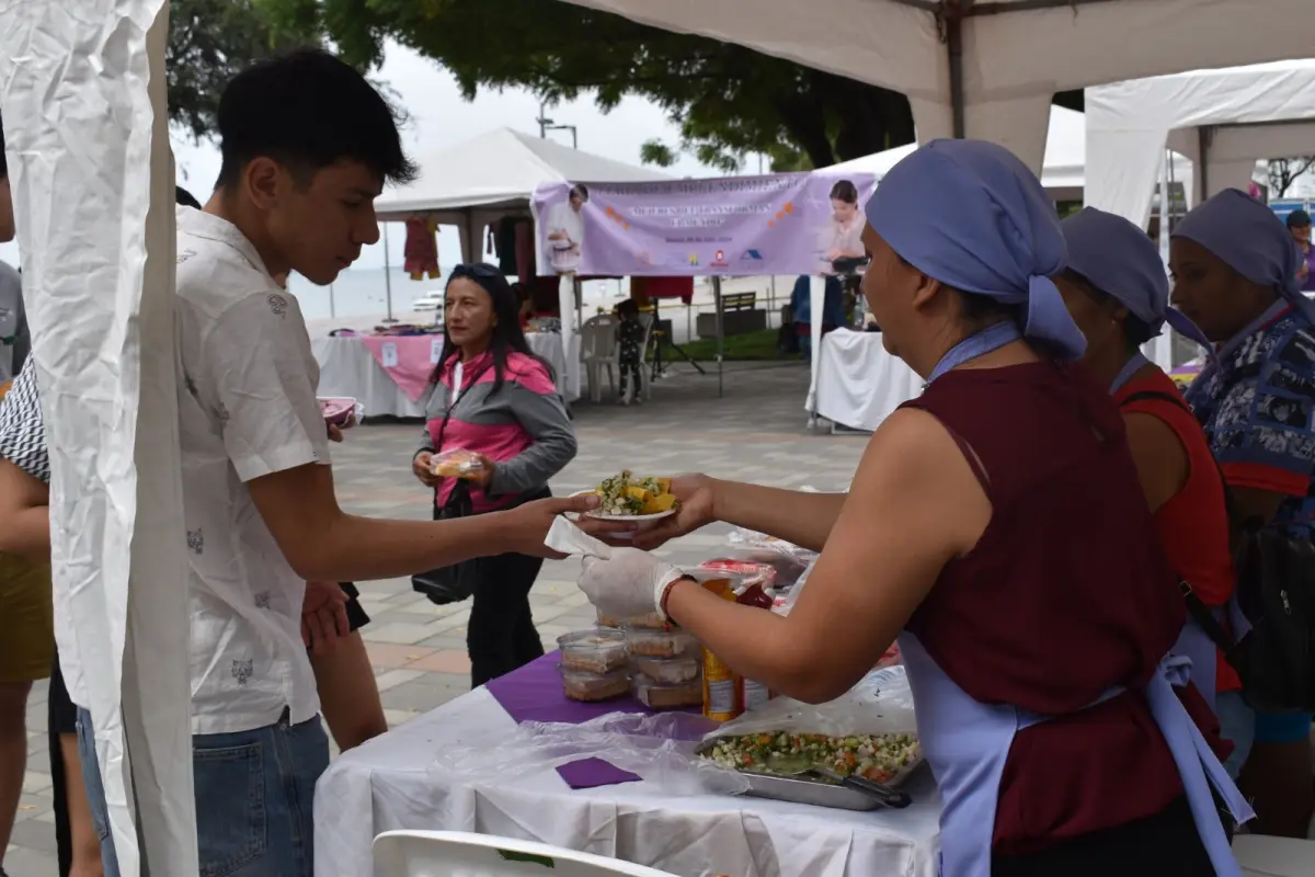 local 1 feria, Mujeres sobrevivientes a la violencia de género brillarán en la sexta feria de Río Manta. 