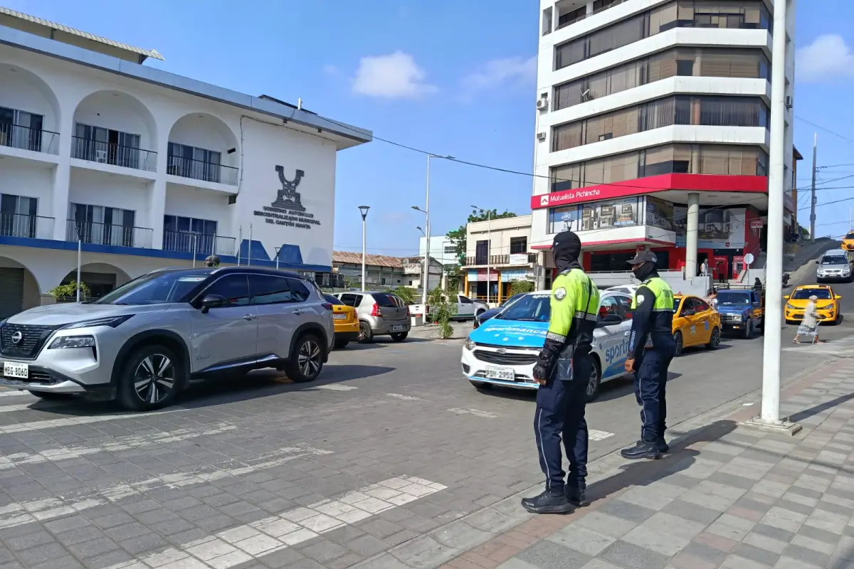 1 foto 2, Los agentes municipales siguen operando, mientras la Agencia de Tránsito no atiende a usuarios. 