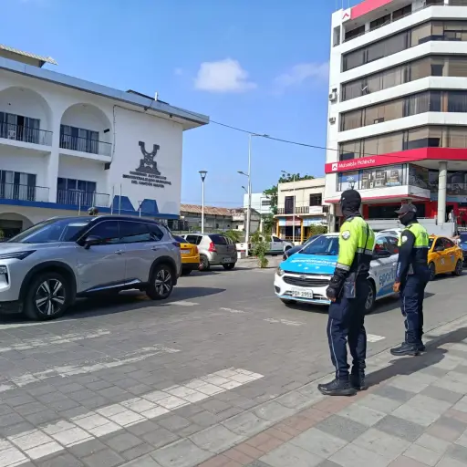 Agentes de tránsito continúan trabajando con normalidad en las calles de Manta; pero los trámites están estancados