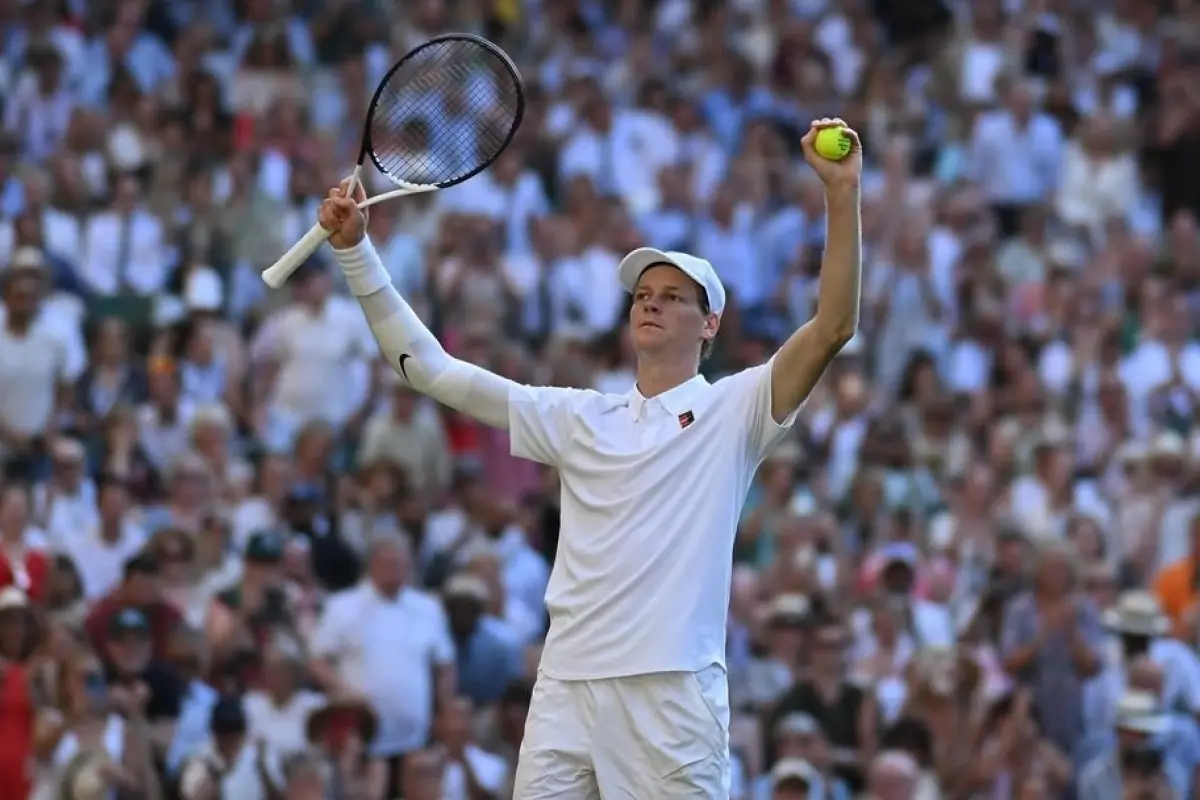 El tenista italiano Jannik Sinner vence a Novak Djokovic y clasifica a la final de Wimbledon (Foto: IG del torneo).