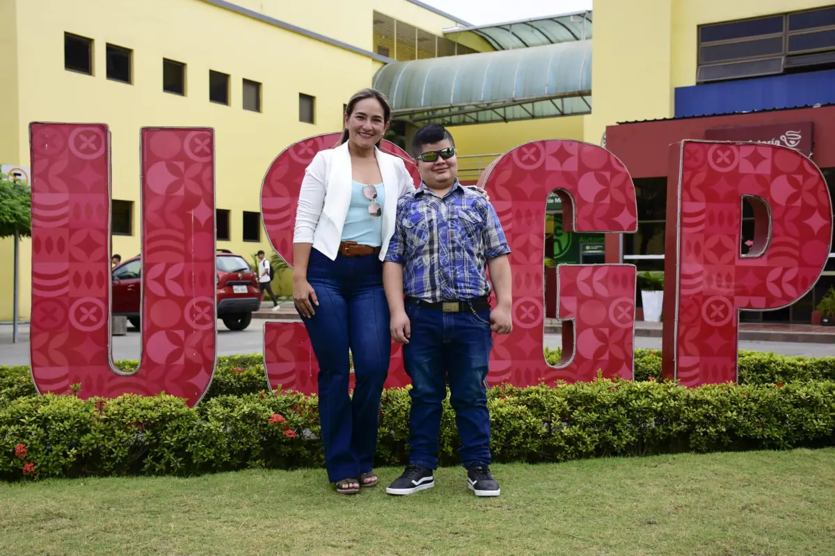 Luisana y Johan vencieron la adversidad y se graduaron como abogados en la Universidad San Gregorio de Portoviejo