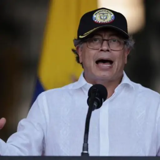 Gustavo Petro en Manta: escritura, silencio y la sombra de las especulaciones