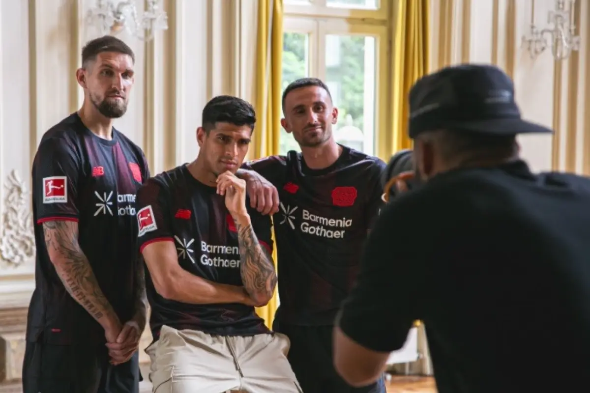 Piero Hincapié y sus compañeros posando con la nueva camiseta del Leverkusen, Piero Hincapié y sus compañeros posando con la nueva camiseta del Leverkusen. FOTO: Bayer Leverkusen