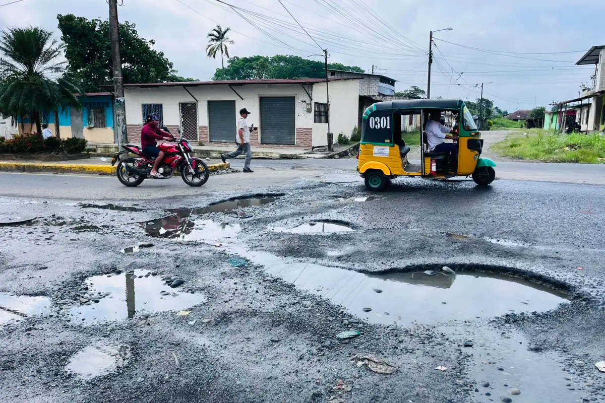 Desbordamiento de aguas residuales afecta el tránsito en la calle Guayas, sector Nueva Concordia, en Santo Domingo