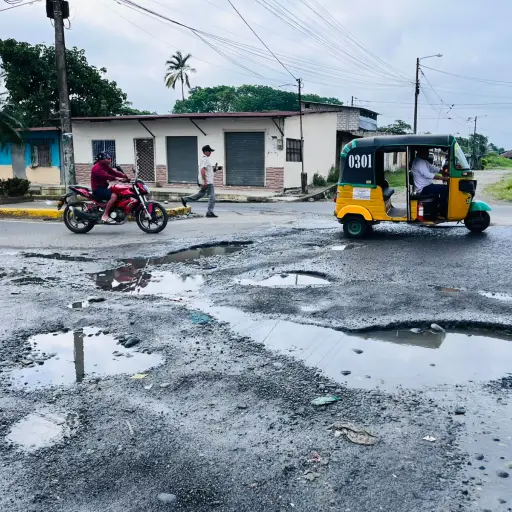 Desbordamiento de aguas residuales afecta el tránsito en la calle Guayas, sector Nueva Concordia, en Santo Domingo