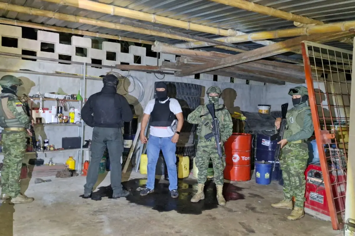 Fuerzas Armadas incautan combustible ilegal almacenado en zona rural de Santo Domingo