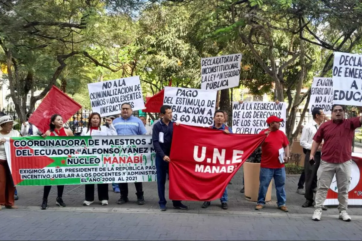 Ley de Integridad Pública desata protestas de docentes por restricciones a jubilación voluntaria