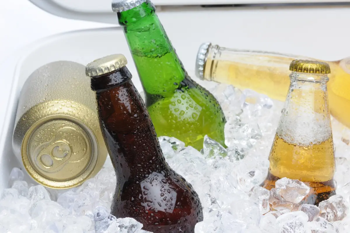 ¿La cerveza sabe mejor en botella que en lata? Esto dice la ciencia sobre esta percepción humana