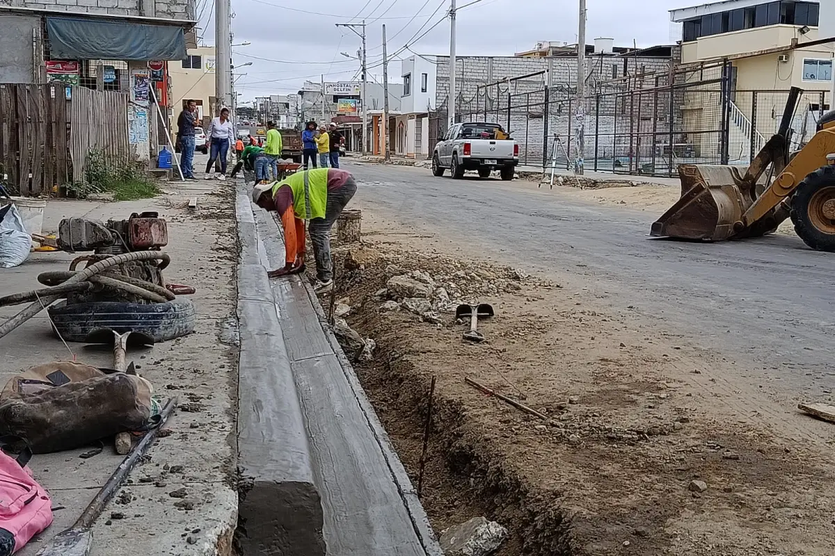 Ante el retraso de la llegada del asfalto para reparar las 107 calles en Manta, en varios frentes se realizan trabajos complementarios como los bordillos de las calles.