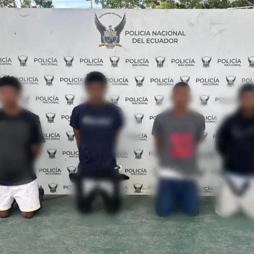 'Pasajeros' armados en un bus fueron sorprendidos por la Policía en Esmeraldas