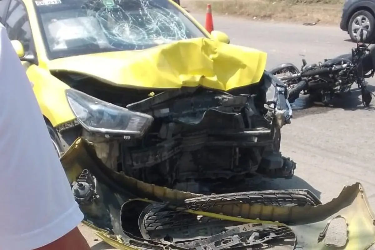 El taxi y la motocicleta quedaron destruidas producto del impacto.