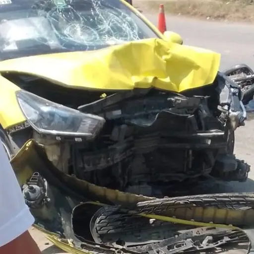 Dos motociclistas resultaron heridos tras choque con taxi en Chone