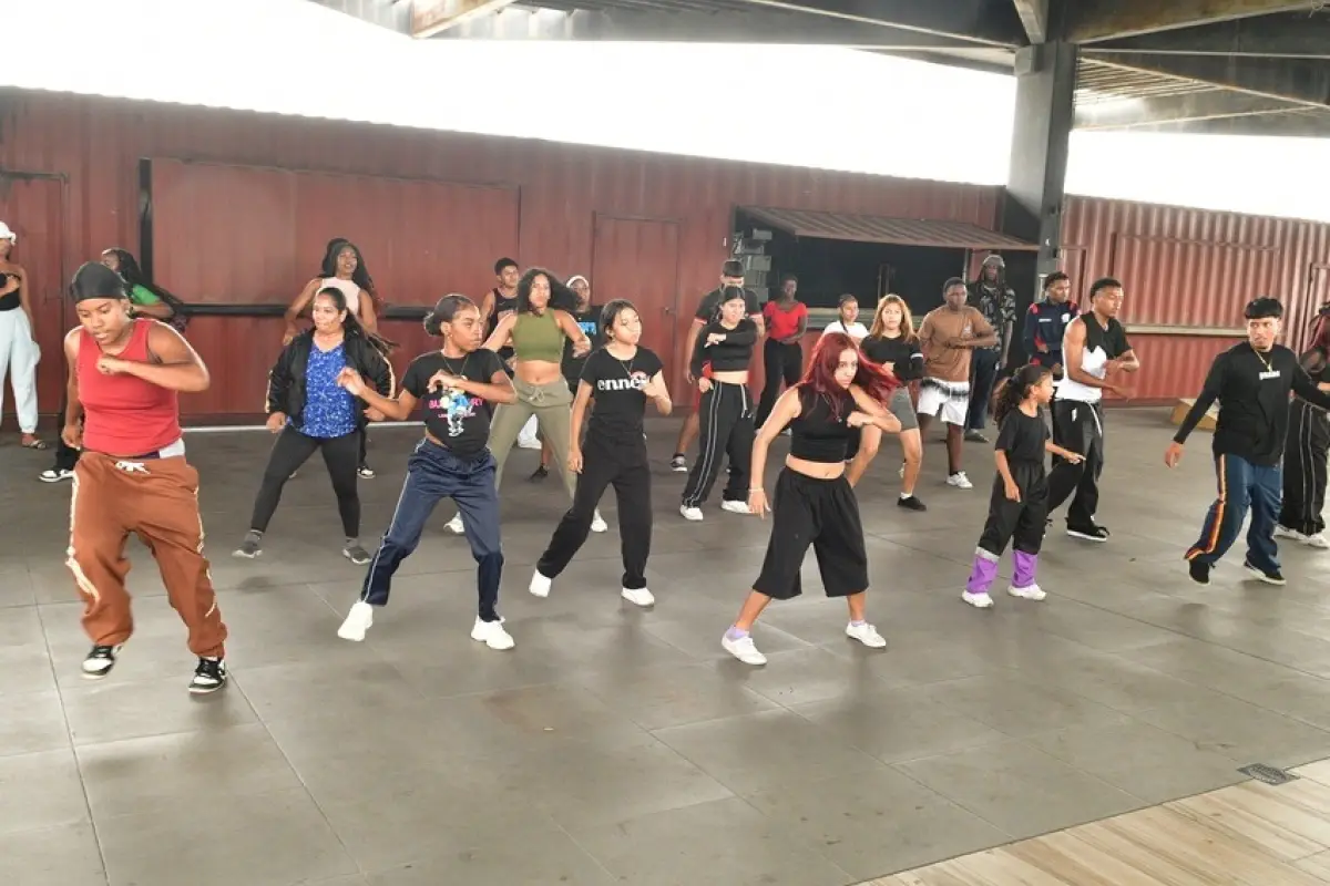 Cada fin de semana, jóvenes de barrios populares de Guayaquil practican danza afro en Guayarte, alejándose de entornos violentos.