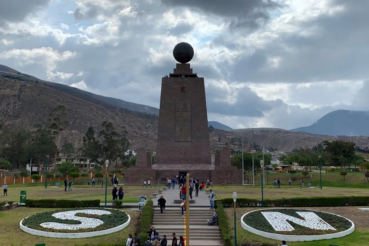 El Monumento a la Mitad del Mundo conmemora la Misión Geodésica Franco-Española (1736-1744), que midió la línea ecuatorial en Ecuador para confirmar que la Tierra es achatada en los polos, marcando un hito científico.