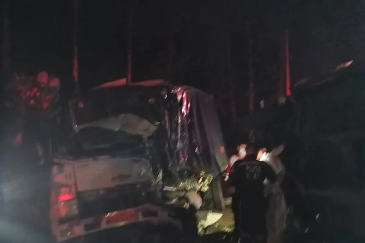 Fatal choque entre camiones en la vía Santo Domingo - Quevedo deja un muerto y un herido