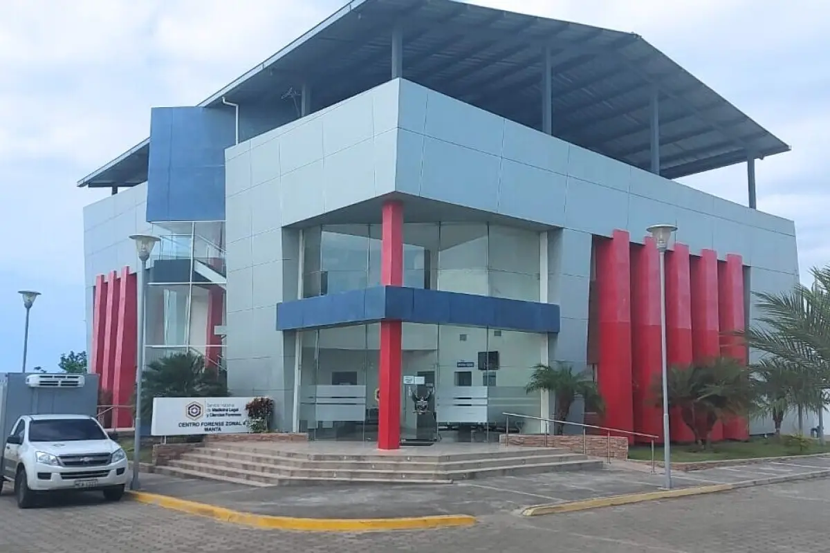 El cuerpo del menor arribó a Chone desde Esmeraldas por cuenta de sus familiares, quienes después pidieron su traslado al centro forense de Manta.