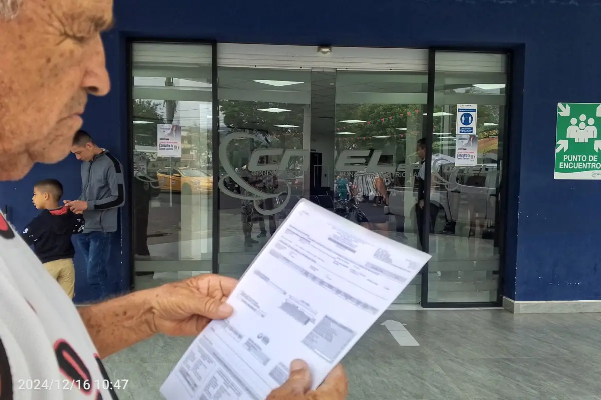 Usuarios deberán acudir a las instalaciones de CNEL para registrar sus correos; también pueden hacerlo en linea. Foto: El Diario.