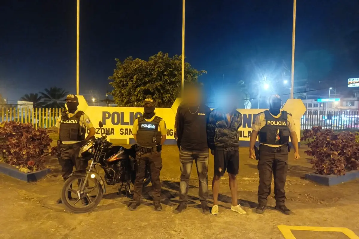 Policía detiene a jóvenes con pistola y moto sin placas en Santo Domingo